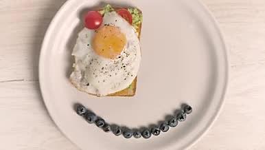 高清实拍早饭煎鸡蛋视频的预览图